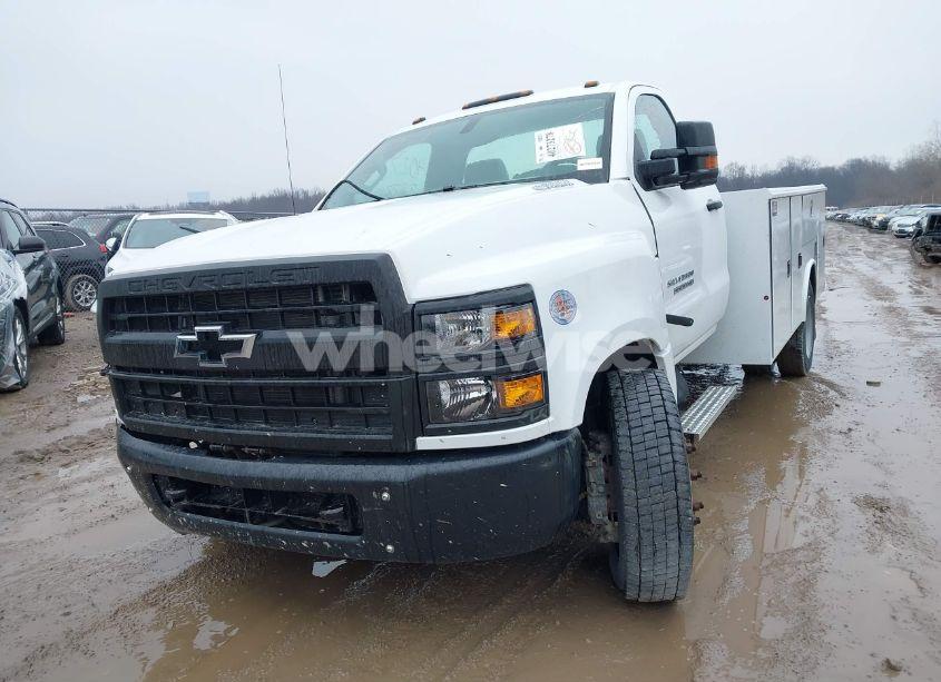 Photo 2 of 2022 Chevrolet Silverado 4500HD 1WT (VIN 1HTKHPVKXNH555375)