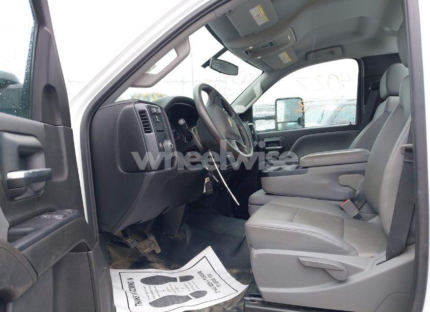 Photo 6 of 2022 Chevrolet Silverado 4500HD 1WT (VIN 1HTKHPVKXNH555375)
