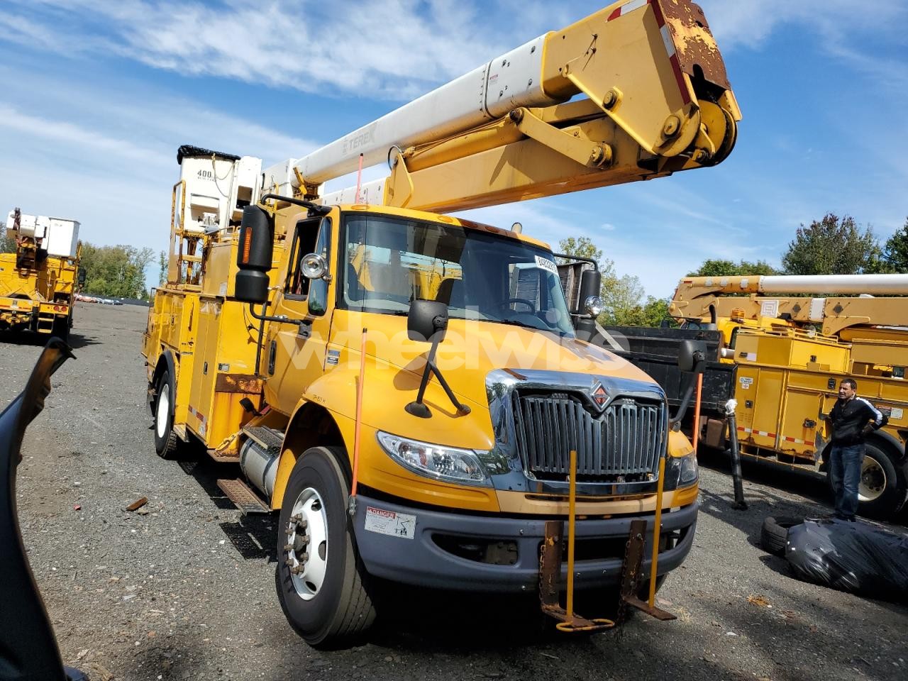 2011 INTERNATIONAL 4400 BUCKET TRUCK (VIN 1HTMKAANXBH376160) main photo