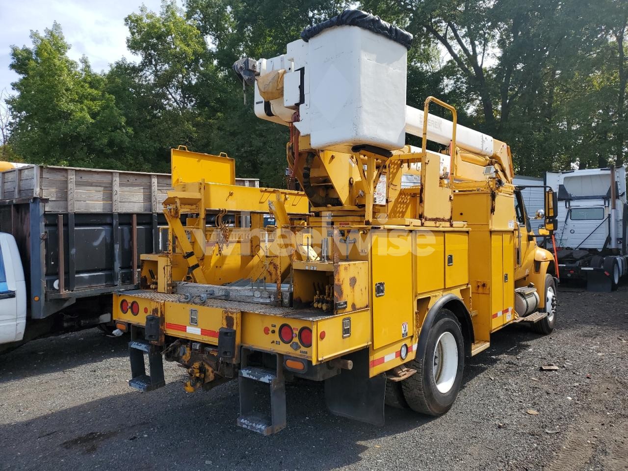 Photo 4 of 2011 INTERNATIONAL 4400 BUCKET TRUCK (VIN 1HTMKAANXBH376160)