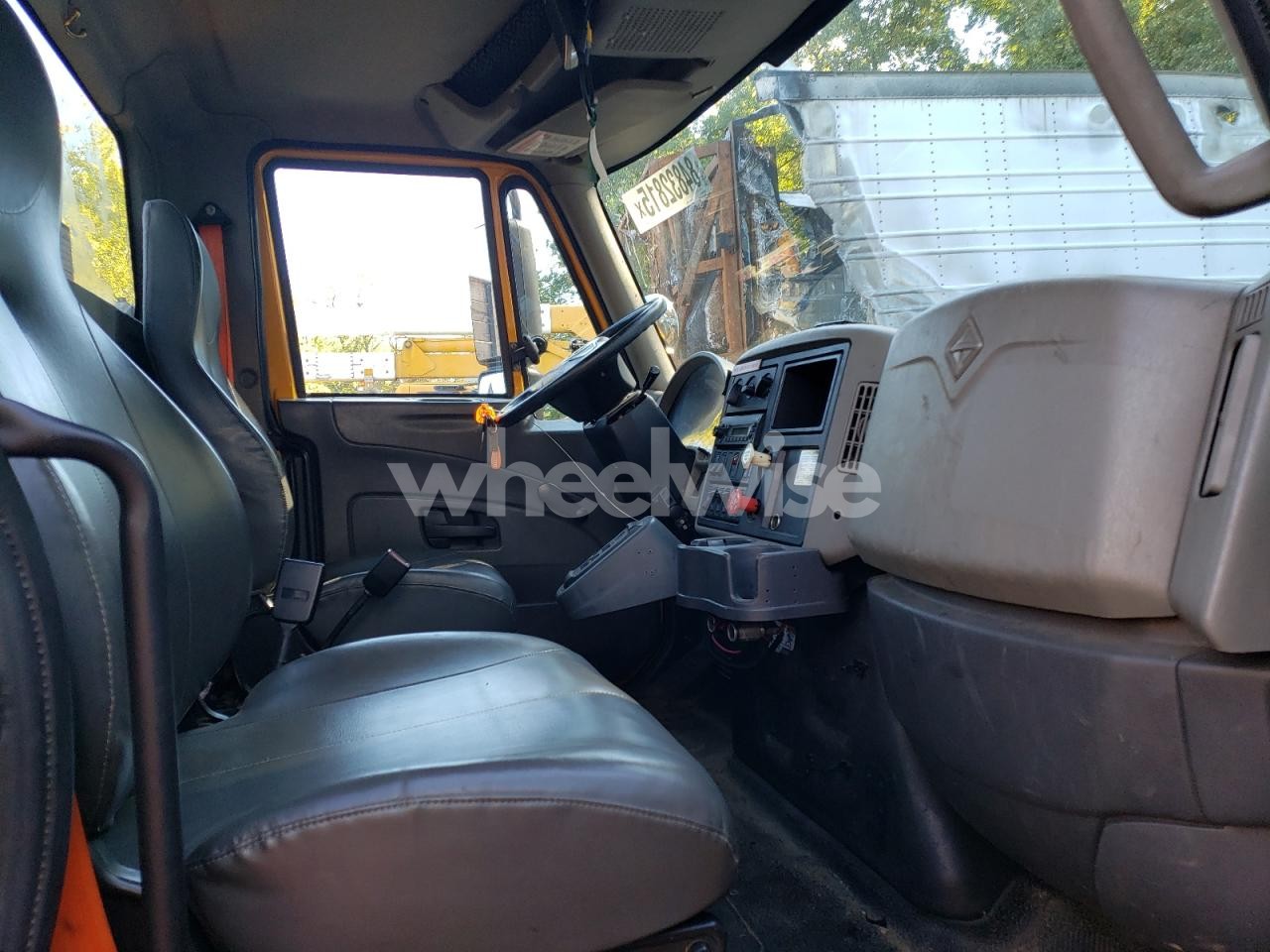 Photo 5 of 2011 INTERNATIONAL 4400 BUCKET TRUCK (VIN 1HTMKAANXBH376160)