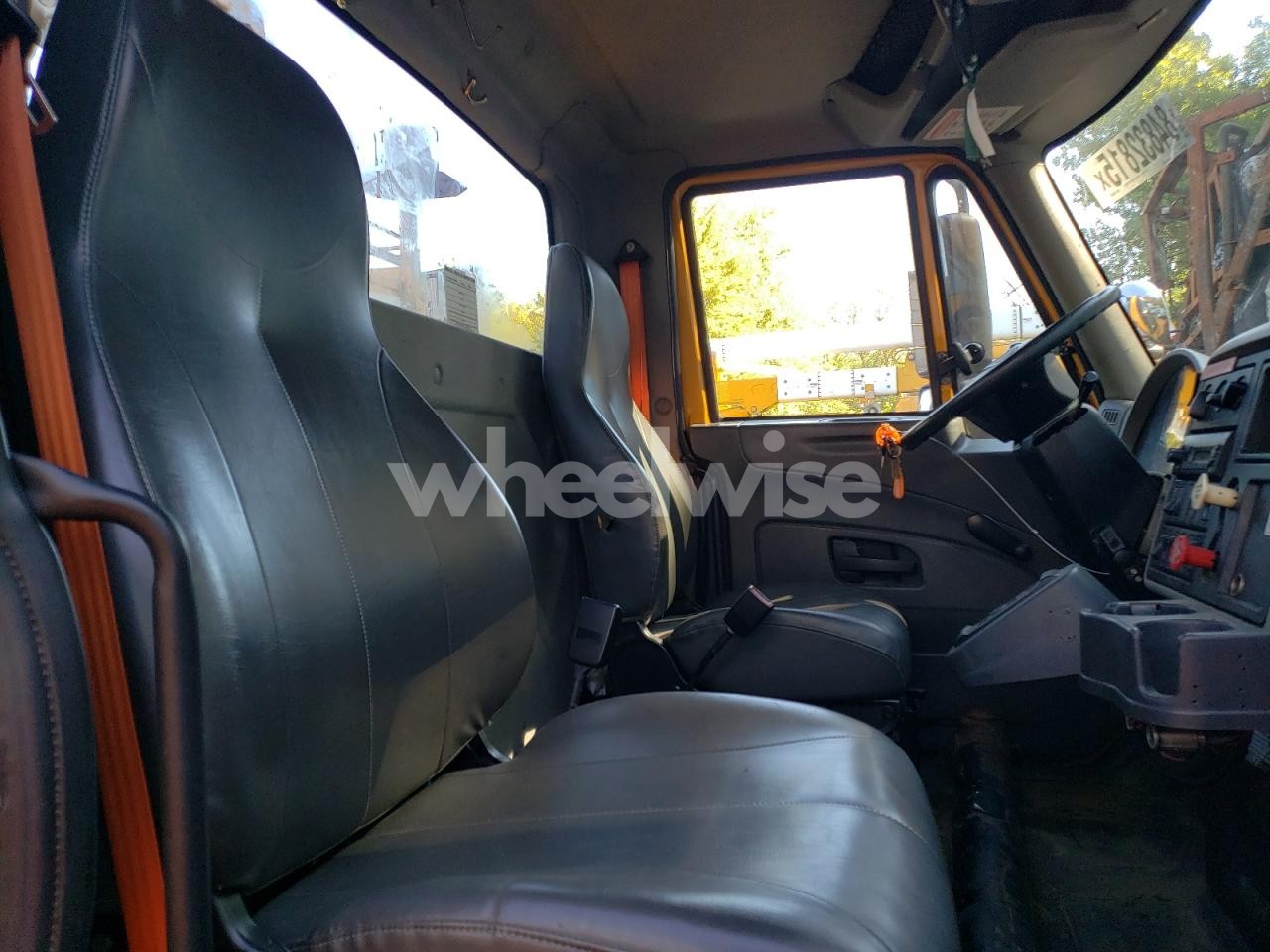 Photo 6 of 2011 INTERNATIONAL 4400 BUCKET TRUCK (VIN 1HTMKAANXBH376160)