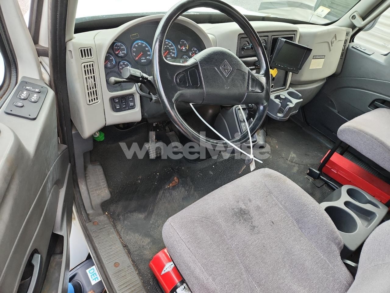 Photo 8 of 2019 INTERNATIONAL 4300 BOX TRUCK (VIN 1HTMMMML5KH008720)