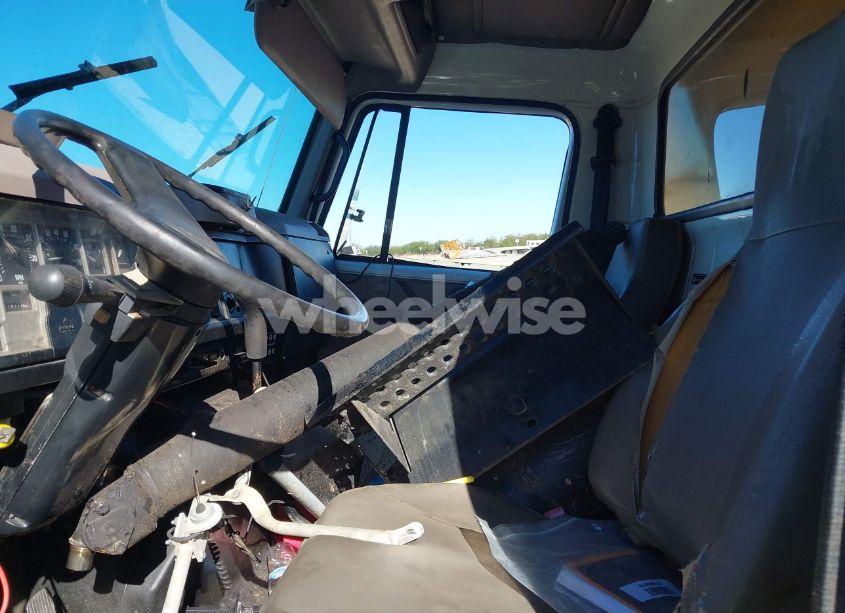 Photo 6 of 2000 International 4000 4700 (VIN 1HTSCAAL7YH260927)