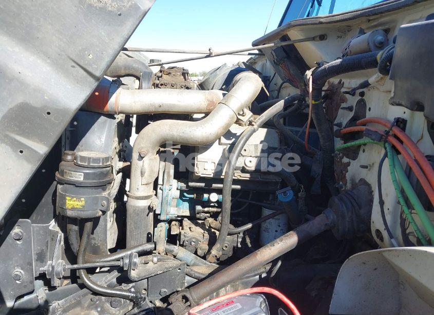 Photo 9 of 2000 International 4000 4700 (VIN 1HTSCAAL7YH260927)