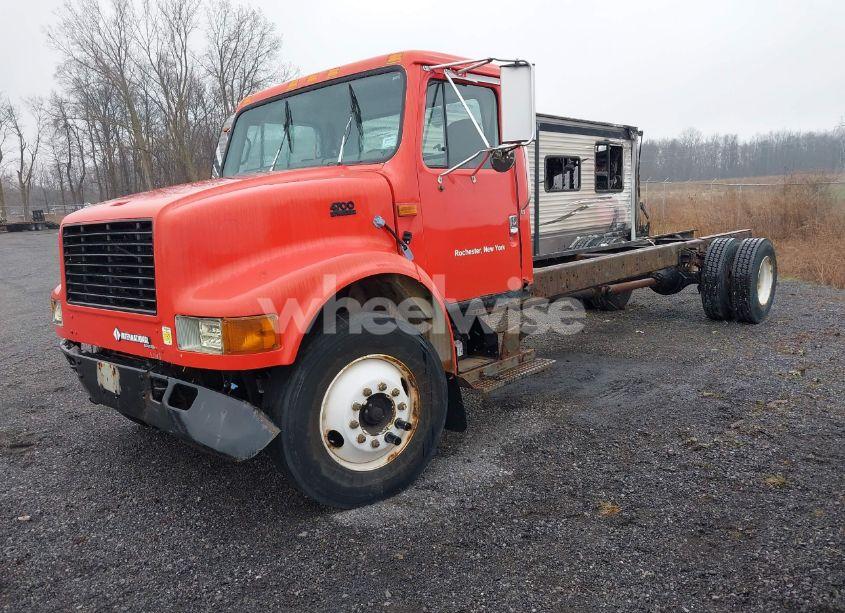 Photo 2 of 2001 International 4000 4700 (VIN 1HTSCAAM31H403984)