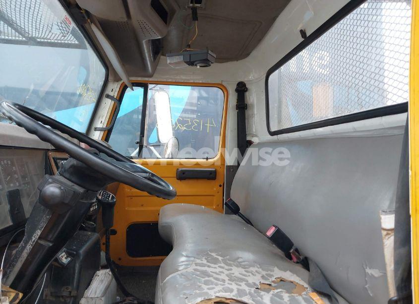 Photo 7 of 2001 International 4000 4700 (VIN 1HTSCAAM61H382581)