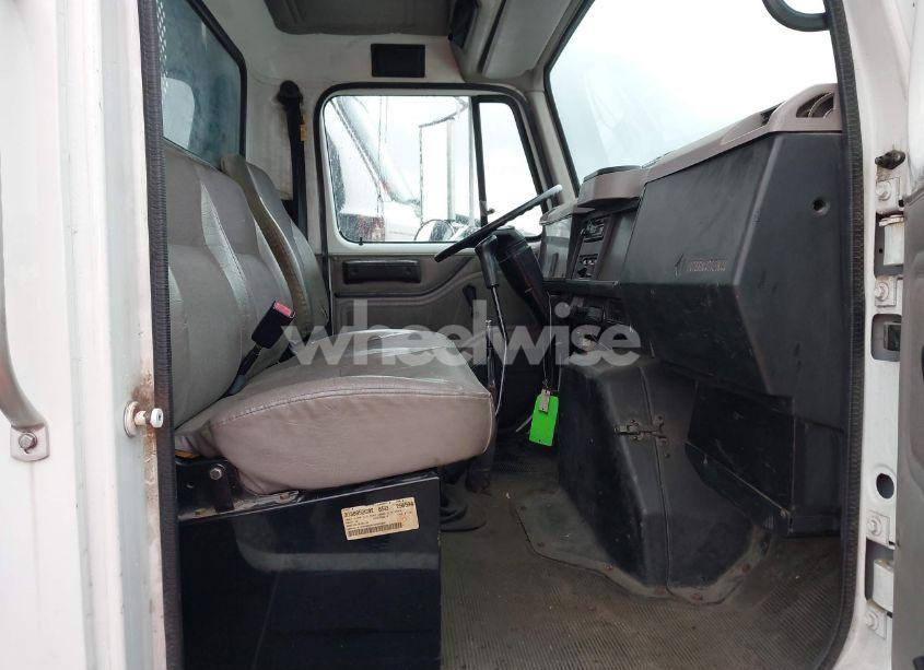 Photo 6 of 2000 International 4000 4700 (VIN 1HTSCAAM7YH256594)