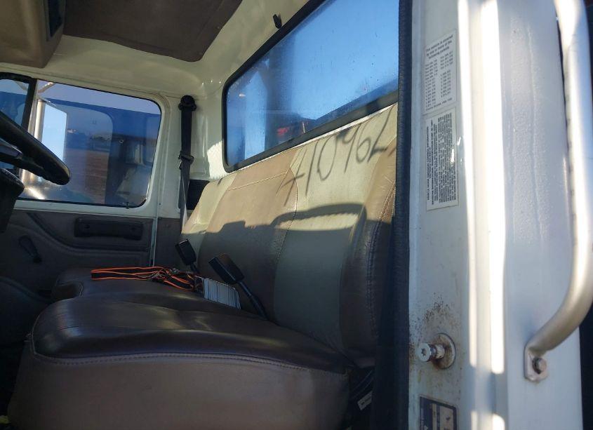 Photo 7 of 1998 International 4000 4700 (VIN 1HTSCAAM8WH533265)