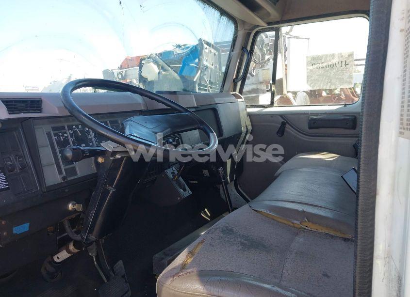 Photo 7 of 2000 International 4000 4700 (VIN 1HTSCABM0YH241398)