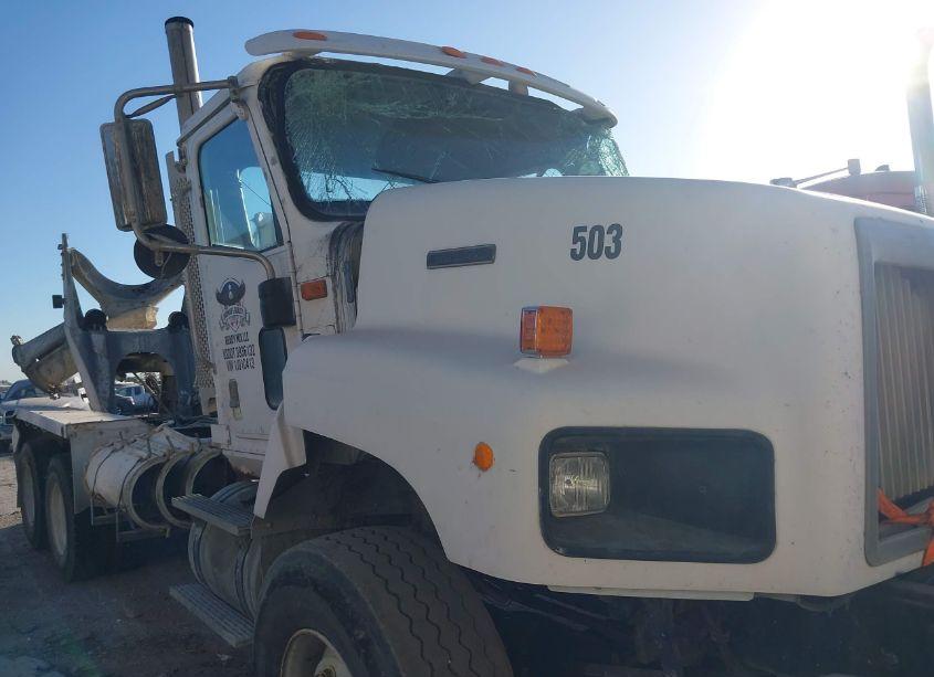 2001 International 5600 5600I (VIN 1HTXHAHT41J010413) main photo