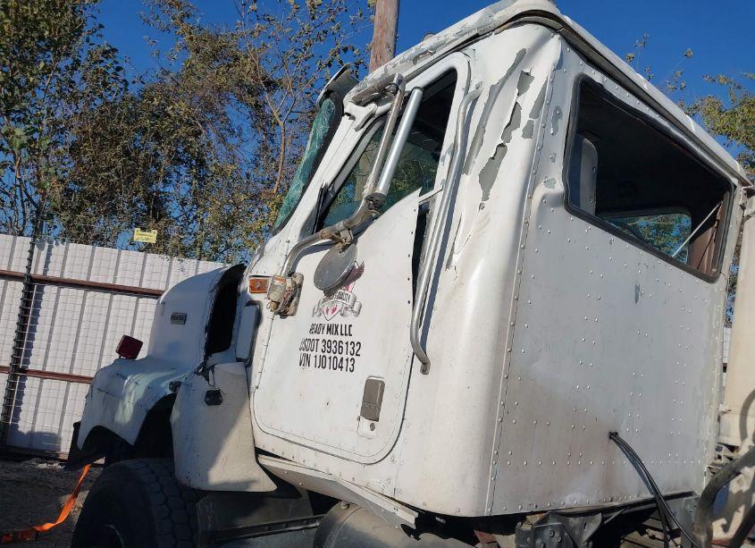 Photo 12 of 2001 International 5600 5600I (VIN 1HTXHAHT41J010413)