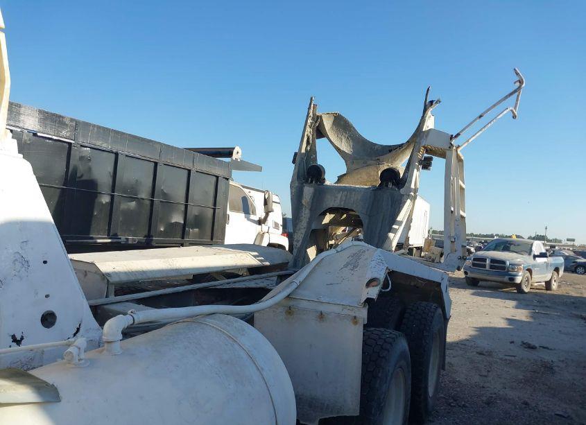 Photo 14 of 2001 International 5600 5600I (VIN 1HTXHAHT41J010413)