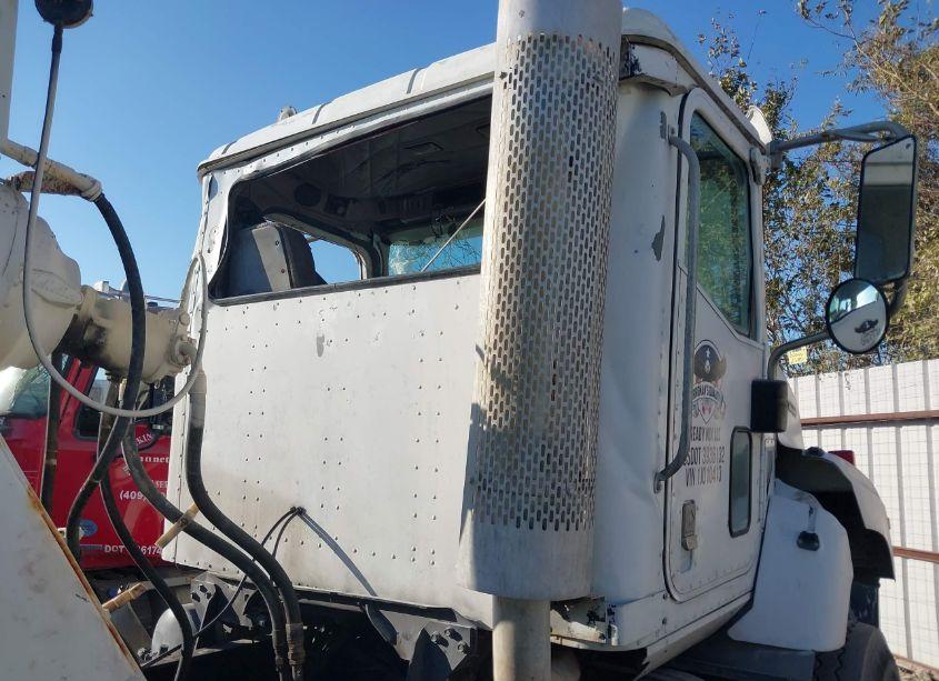 Photo 15 of 2001 International 5600 5600I (VIN 1HTXHAHT41J010413)