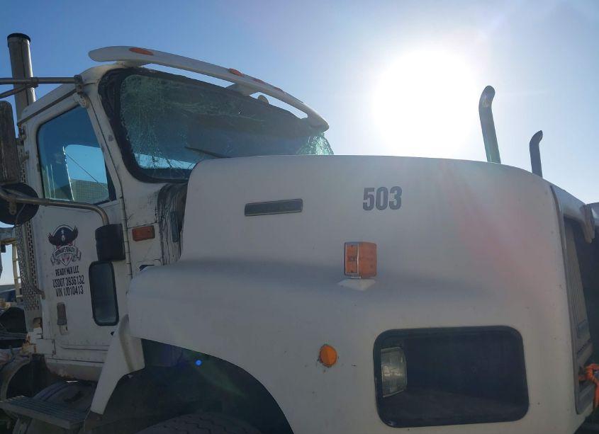 Photo 16 of 2001 International 5600 5600I (VIN 1HTXHAHT41J010413)