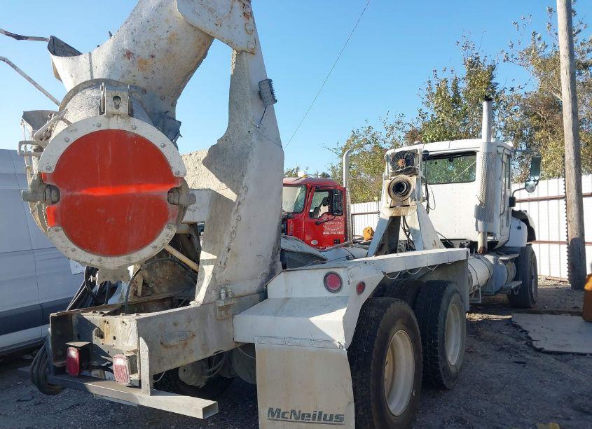 Photo 4 of 2001 International 5600 5600I (VIN 1HTXHAHT41J010413)