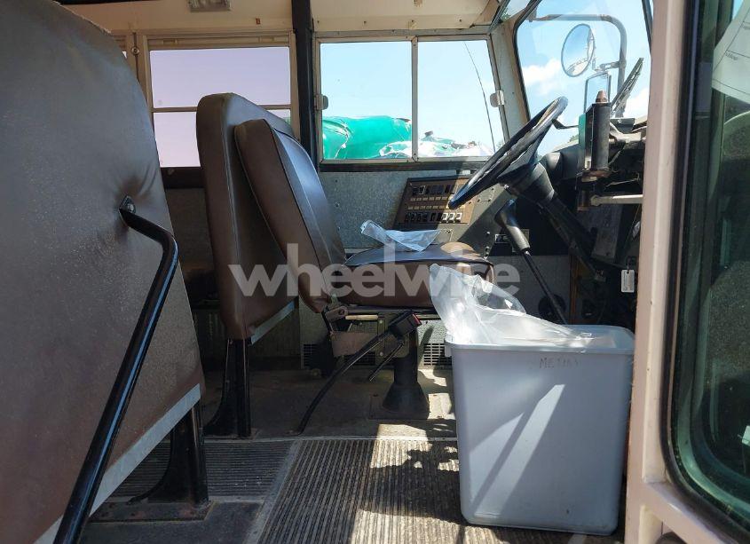 Photo 5 of 1995 International 3000 3800 (VIN 1HVBBABN4SH616882)