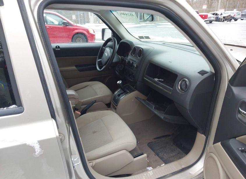 Photo 5 of 2009 Jeep Patriot SPORT (VIN 1J4FF28B99D153311)