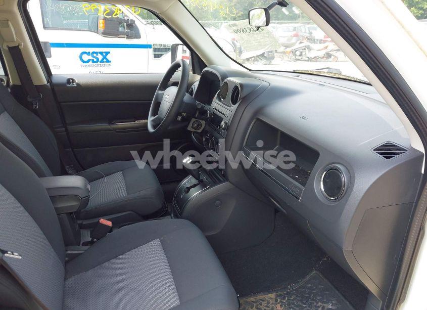 Photo 5 of 2009 Jeep Patriot SPORT (VIN 1J4FT28B69D218995)