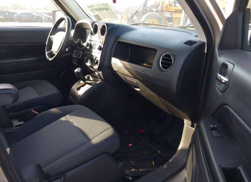 Photo 5 of 2009 Jeep Patriot SPORT (VIN 1J4FT28B79D155079)