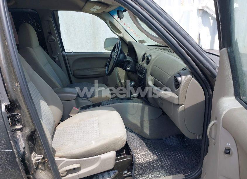 Photo 5 of 2005 Jeep Liberty SPORT (VIN 1J4GL48K95W658899)