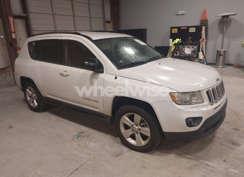 2011 Jeep Compass (VIN 1J4NF1FB2BD197567) main photo