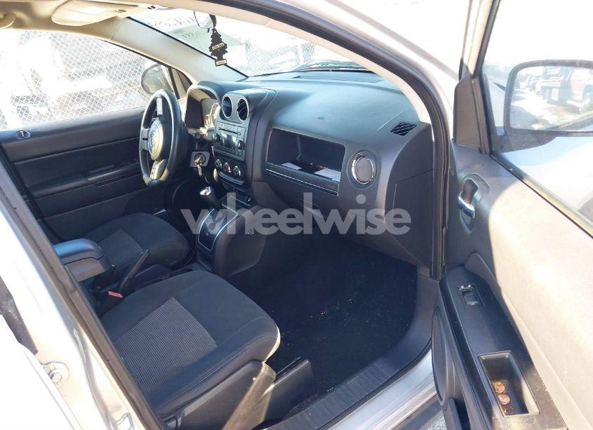 Photo 5 of 2011 Jeep Compass (VIN 1J4NF1FB4BD141758)