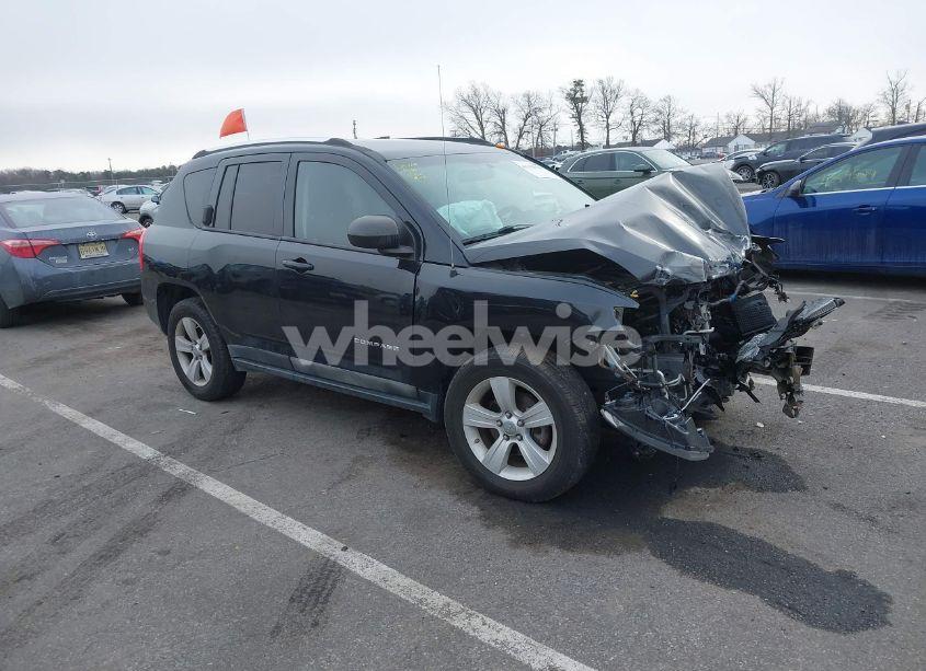 2011 Jeep Compass (VIN 1J4NF1FBXBD135267) main photo