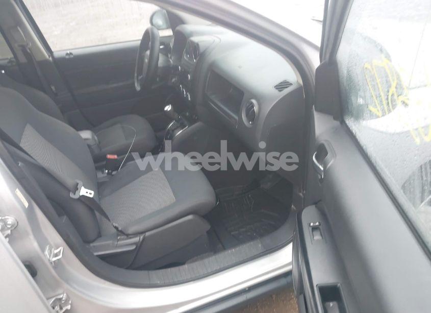 Photo 5 of 2010 Jeep Compass SPORT (VIN 1J4NF4FB2AD644110)