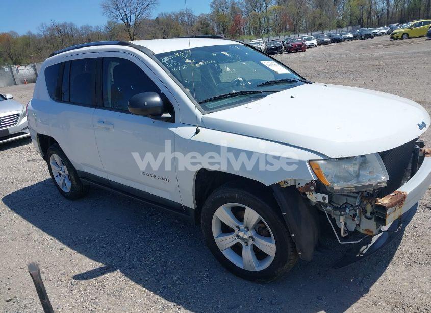 2011 Jeep Compass (VIN 1J4NT1FA2BD240921) main photo