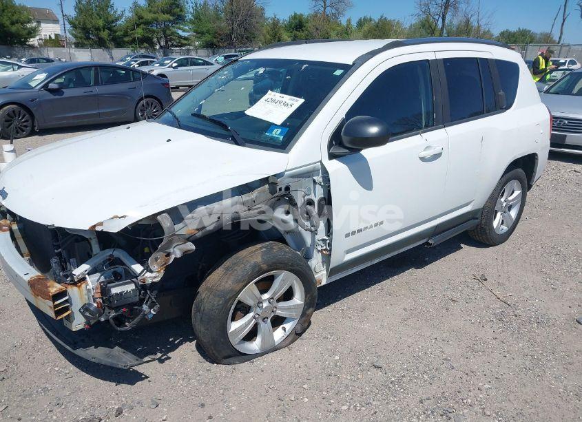 Photo 2 of 2011 Jeep Compass (VIN 1J4NT1FA2BD240921)