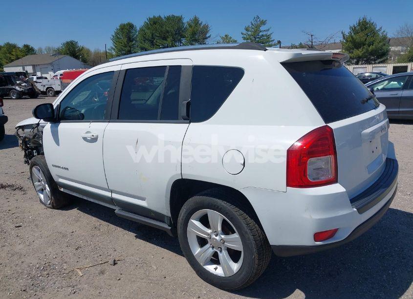 Photo 3 of 2011 Jeep Compass (VIN 1J4NT1FA2BD240921)