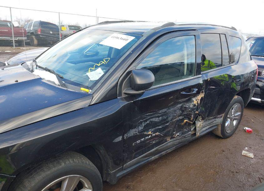 Photo 6 of 2011 Jeep Compass (VIN 1J4NT1FAXBD138718)