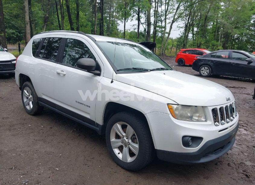 2011 Jeep Compass (VIN 1J4NT1FB4BD245580) main photo