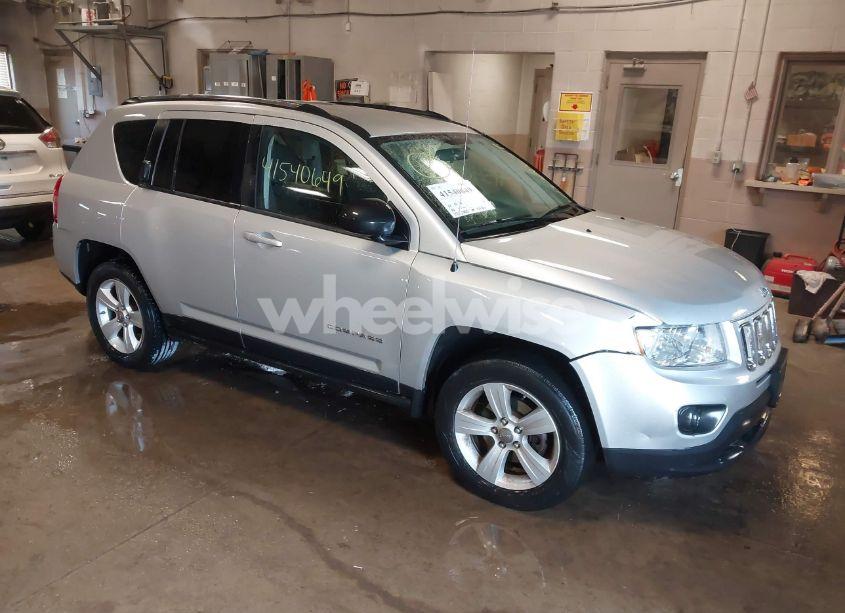2011 Jeep Compass (VIN 1J4NT1FBXBD260990) main photo