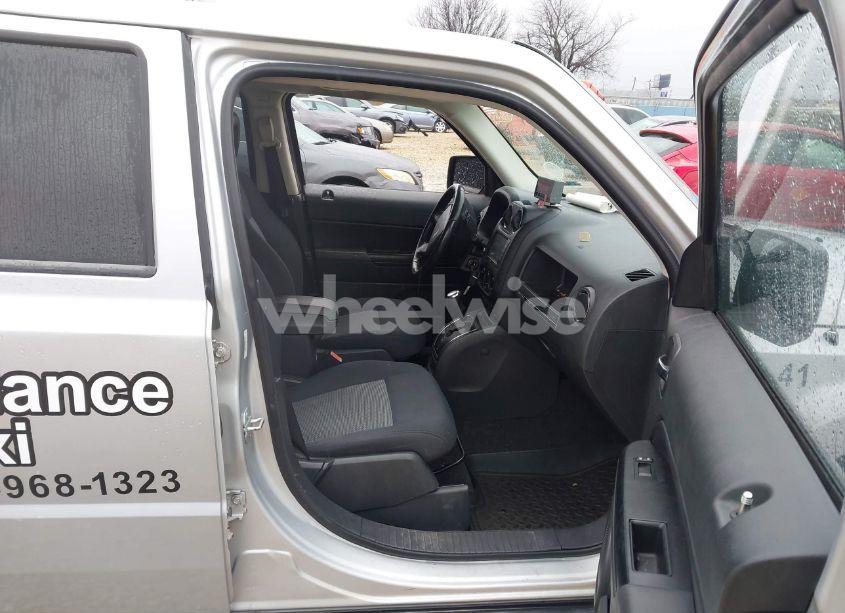 Photo 5 of 2009 Jeep Patriot SPORT (VIN 1J8FT28B99D237555)