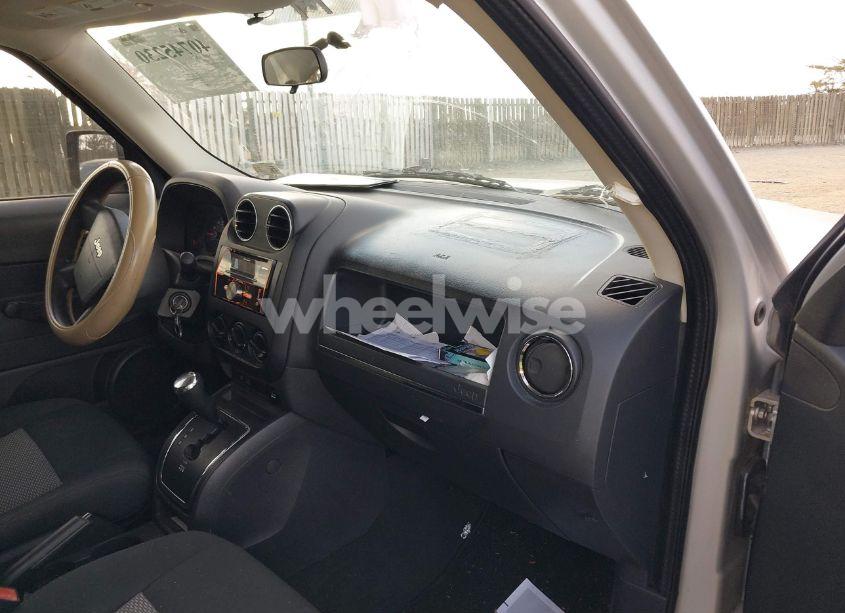 Photo 5 of 2009 Jeep Patriot SPORT (VIN 1J8FT28BX9D122964)