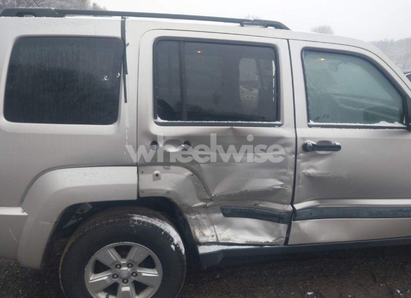 Photo 6 of 2009 Jeep Liberty SPORT (VIN 1J8GN28K39W545551)