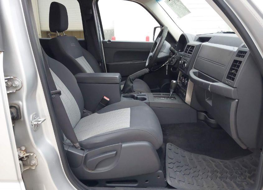 Photo 5 of 2009 Jeep Liberty SPORT (VIN 1J8GP28KX9W500729)