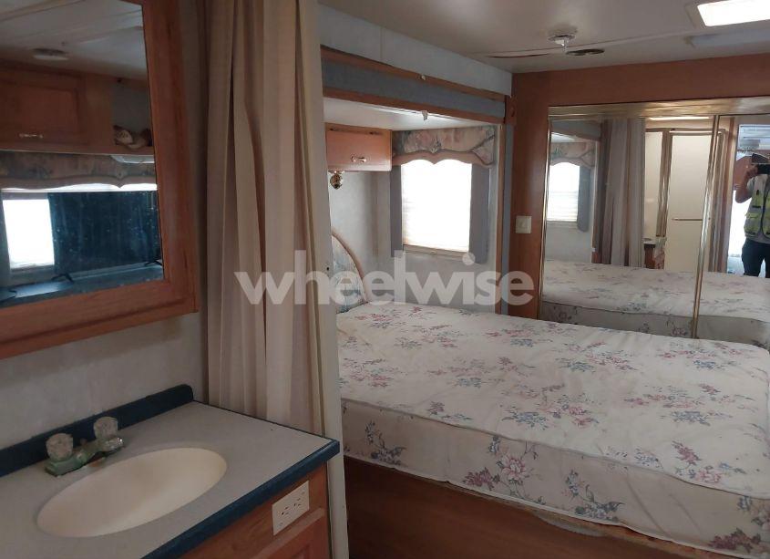 Photo 14 of 2001 Holiday Rambler PRESIDENTIAL TRAVEL TRAILER (VIN 1KB311J241E120815)