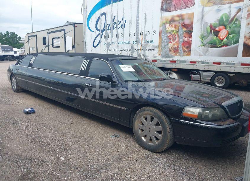 2004 Lincoln Town CAR EXECUTIVE (VIN 1L1FM81W74Y622728) main photo