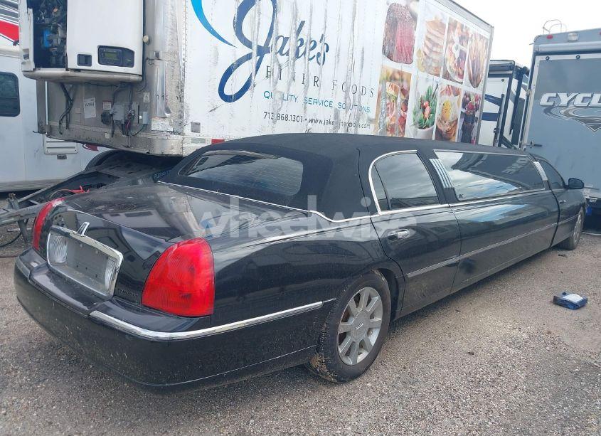 Photo 4 of 2004 Lincoln Town CAR EXECUTIVE (VIN 1L1FM81W74Y622728)