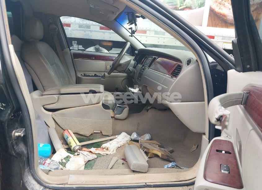 Photo 5 of 2004 Lincoln Town CAR EXECUTIVE (VIN 1L1FM81W74Y622728)