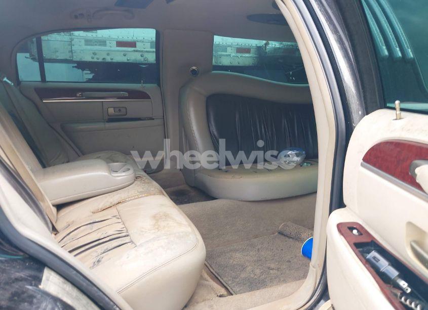 Photo 8 of 2004 Lincoln Town CAR EXECUTIVE (VIN 1L1FM81W74Y622728)