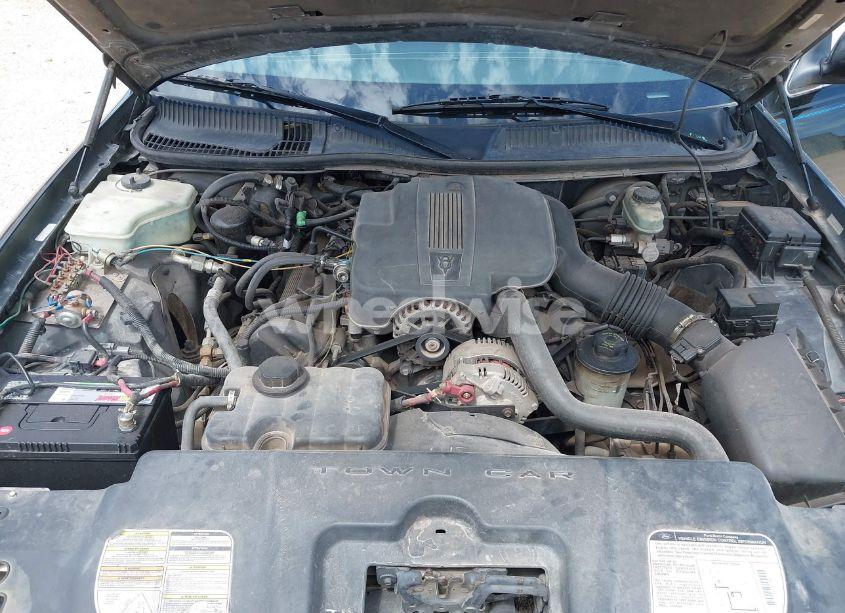 Photo 10 of 2000 Lincoln Town CAR SIGNATURE (VIN 1L1FM81W7YY853277)