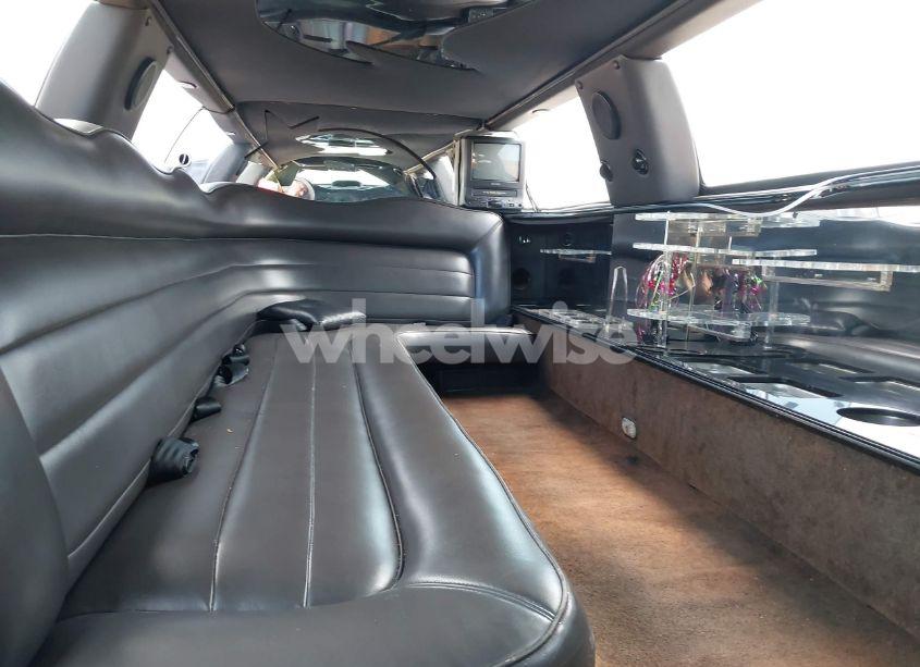 Photo 12 of 2000 Lincoln Town CAR SIGNATURE (VIN 1L1FM81W7YY853277)