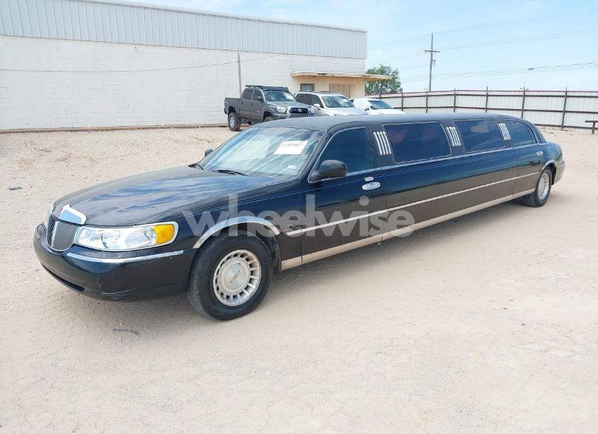 Photo 2 of 2000 Lincoln Town CAR SIGNATURE (VIN 1L1FM81W7YY853277)