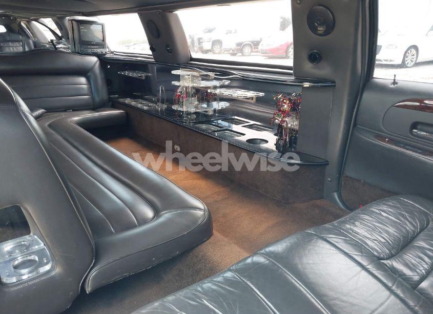 Photo 8 of 2000 Lincoln Town CAR SIGNATURE (VIN 1L1FM81W7YY853277)