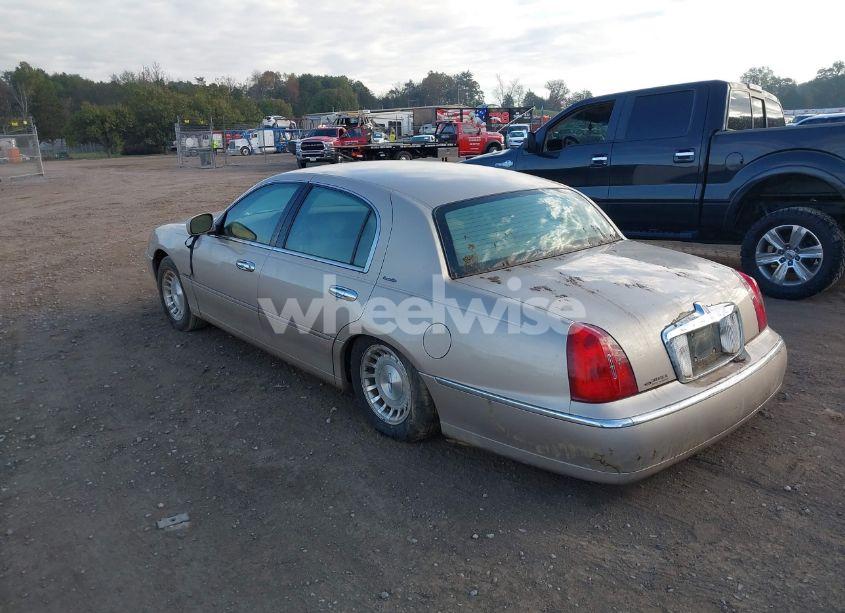 Photo 3 of 1998 Lincoln Town CAR EXECUTIVE (VIN 1LNFM81W5WY685599)