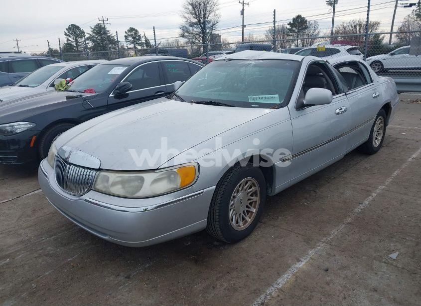 Photo 2 of 1999 Lincoln Town CAR SIGNATURE (VIN 1LNFM82W8XY600612)